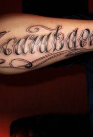 ramię tatuaż wzór łacińskiej czarnej litery