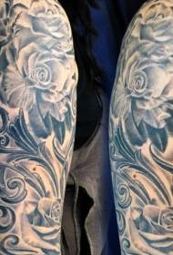patrón de tatuaxe de brazo de rosa grande moi realista en branco e negro