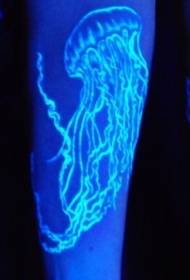 Ang arm ay talagang fluorescent pattern ng tattoo na dikya