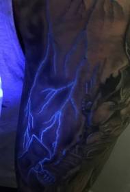 Braços incrivelmente pintado padrão de tatuagem de raio fluorescente