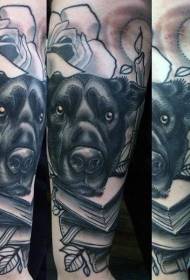 cão preto muito impressionante com padrão de tatuagem de braço de livro