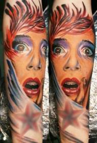 old school wielobarwny przestraszony portret kobiety ramię tatuaż wzór