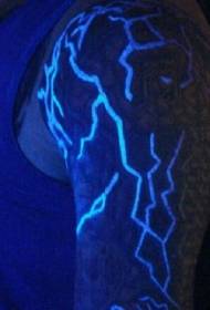 ръка красива Ръчно рисувана флуоресцентна мълния татуировка модел