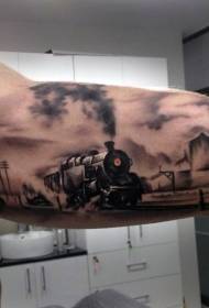 батыс ежелгі поезд татуировкасы үлгісіндегі үлкен қол