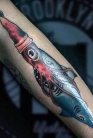 サメの腕の入れ墨のパターンを持つ美しい色の小さなイカ