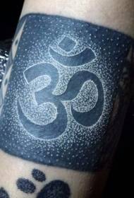 paže presne znázornené tetovanie čierno-bielych symbolov