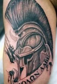 קסדת לוחם ספרטנית שחורה זרוע עם דפוס קעקוע אותיות