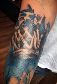 ienfâldige swarte kroan op 'e earm en blauwe tatuermuster fan eftergrûn