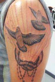 Veliki uzorak tetovaže crne i bijele golubice i ručne perle