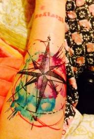 akvarellstänk i kompassarmens tatueringsmönster