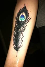 patrón de tatuaje de plumas de pavo real negro