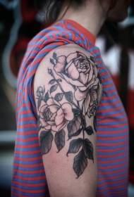 बड़े काले और सफेद गुलाब और पत्ती टैटू पैटर्न