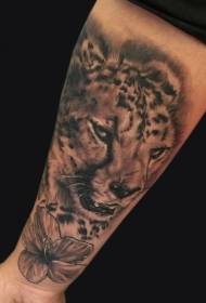 genial guepardo gris y patrón de tatuaje de brazo floral
