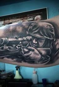 ръка много реалистичен черно-бял модел татуировка на снайпер от Втората световна война
