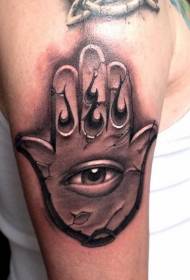 brazo misterioso mano de Fátima con patrón de tatuaje en el ojo