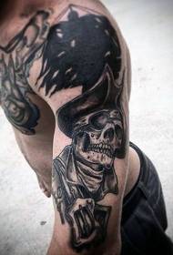 ramię czarno-biała piracka czaszka spersonalizowany wzór tatuażu