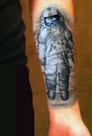rokas krāšņs krāsots astronauts) Tetovējuma raksts ar krāsainu zemi