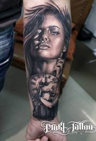 ramię czarno-biały realistyczny portret uwodzicielskiej kobiety ze starym wzorem tatuażu z zegarem