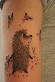 mkono kijivu katuni hedgehog na mtindo kipepeo tattoo