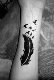 svart fjäder fågel personlighet arm tatuering mönster