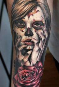 手臂忧伤的美丽死亡女郎和暗红色玫瑰纹身图案