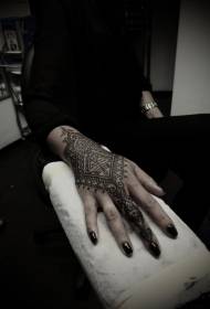 qo'lning orqa tomonidagi chiroyli qora hind uslubidagi Henna zarb naqshlari
