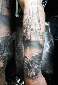 Brazo de castelo medieval en branco e negro deseñado con precisión con tatuaxe de cráneo