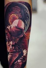 tikroviškas spalvų kosmonauto ir planetos rankos tatuiruotės modelis