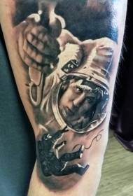 rokas neticami apgleznots astronautu portreta tetovējums