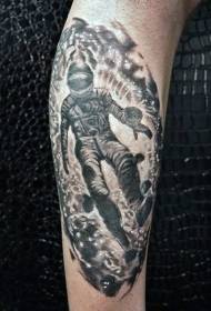 рука черный серый космонавт и космический рисунок татуировки