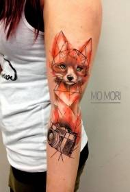 几何风格彩色狐狸与相机手臂纹身图案