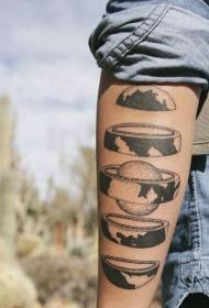 braç patró de tatuatge de terra dividida en blanc i negre