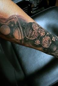 ramię niesamowity czarno-biały wzór tatuażu planety Układu Słonecznego