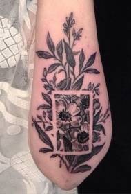 美丽的手绘黑白花朵手臂纹身图案