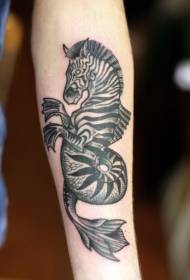bracciu di zebra neru è biancu è mudellu di tatuaggi di cumbinazione di l'ipocampu
