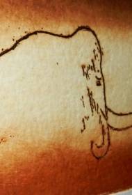 wzór tatuażu prosty czarny kontur ramienia mamuta