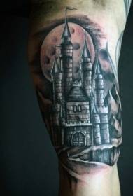 月と城のタトゥーパターンの腕ファンタジー世界