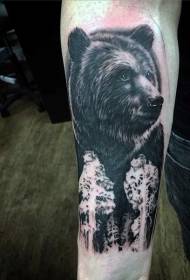 model de tatuaj de urs negru realist și braț din lemn alb