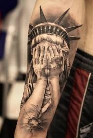 naoružajte vrlo realističnu tetovažu Kip slobode