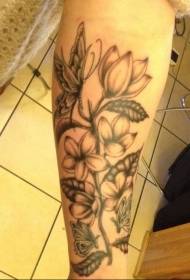mustavalkoinen jasmiini- ja perhonen käsivarren tatuointikuvio