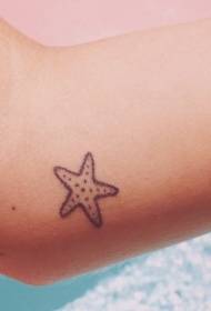 wzór tatuażu na ramieniu rozgwiazda prosty czarny zarys