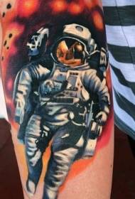 tikroviškos spalvos kosmonauto vyro rankos tatuiruotės modelis