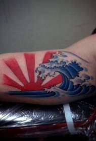 Didelė azijietiško stiliaus banga ir saulės nudažytas tatuiruotės raštas