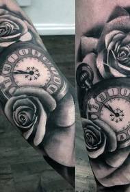 rokas melnbalts pulkstenis ar rožu tetovējuma rakstu
