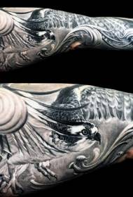 手臂写实的精美老鹰纹身图案