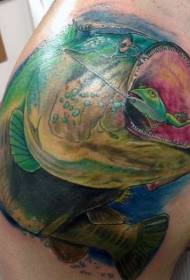 Zastrašujuće oslikani uzorak tetovaža ruku riba velikog čudovišta