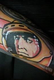 rankos retro stiliaus spalvos kosmonauto tatuiruotės modelis