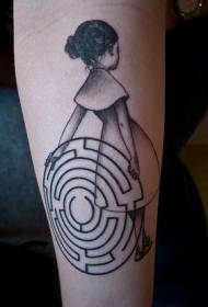 Czarno-biała dziewczynka w stylu gry na ramieniu z labiryntowym wzorem tatuażu