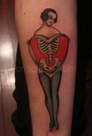 warna lengan sekolah wanita tua dengan corak tatu tulang berbentuk hati