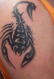 malaking itim na tribal scorpion tattoo pattern